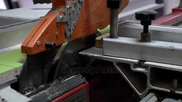 Tiro de uma prancha de madeira que está sendo cortada em uma serra circular — Vídeo de Stock