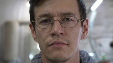 Bir gözlük bir yetişkin yakışıklı genç işçi closeup görünümü.