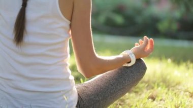 Bir parkta yoga yaparken bir kadın
