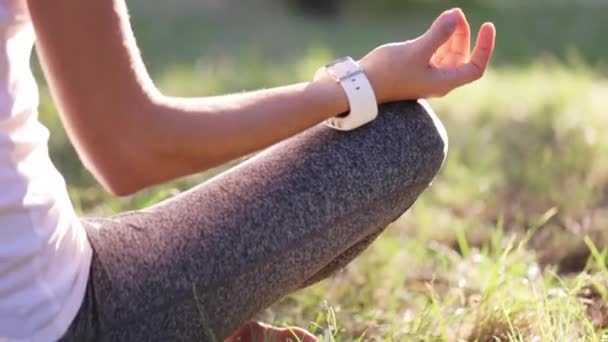 Una mujer haciendo yoga en un parque afuera — Vídeos de Stock