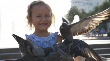 Parkta sokak güvercin besleme küçük şirin kız closeup portreit