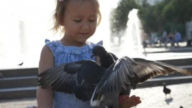 Parkta sokak güvercin besleme küçük şirin kız closeup portreit