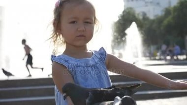 Parkta sokak güvercin besleme küçük şirin kız closeup portreit