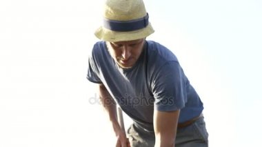 Çiftçi otlar organik Eko çiftliğinde genç büyüme ile Mısır alanında çapa kaldırır