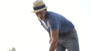 Çiftçi otlar organik Eko çiftliğinde genç büyüme ile Mısır alanında çapa kaldırır