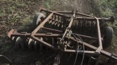 Bir tarlayı bir traktör bağlı pulluk closeup.