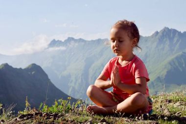 Dağın tepesinde meditasyon küçük şirin kız