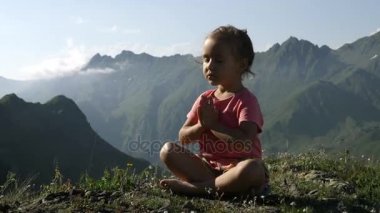 Dağın tepesinde meditasyon küçük şirin kız