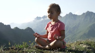 Dağın tepesinde meditasyon küçük şirin kız