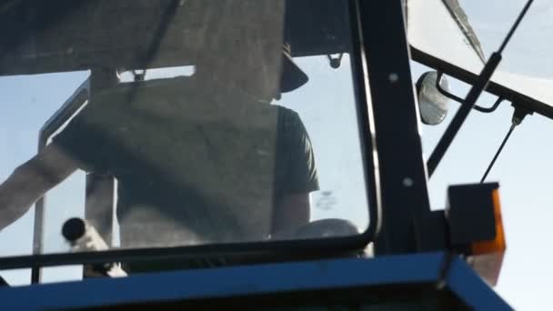 Agricultor conduciendo tractor en el campo de patatas . — Vídeo de stock