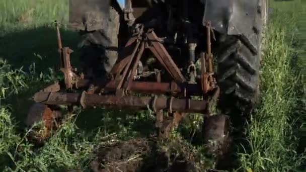 El tractor atraviesa el campo de patatas. Recolección de patatas con tractor . — Vídeos de Stock