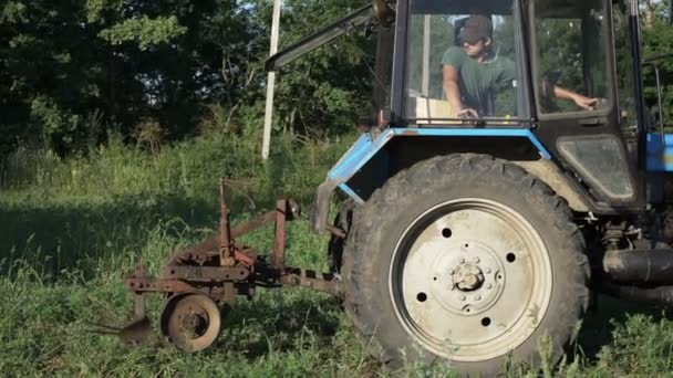 在马铃薯田的拖拉机驱动器。收获土豆用拖拉机. — 图库视频影像