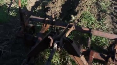 Traktör kullanarak işlem kazma patates.