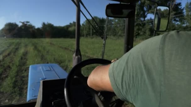 Agricultor conduciendo tractor en el campo de papa en proceso de cosecha de papa — Vídeos de Stock