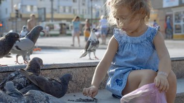 Parkta sokak güvercin besleme küçük şirin kız closeup portreit