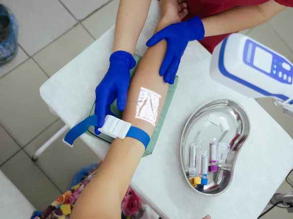 Damarlar Projeksiyon cihazı ile bir kan analizi yapmaya hazırlanıyor hasta hemşire