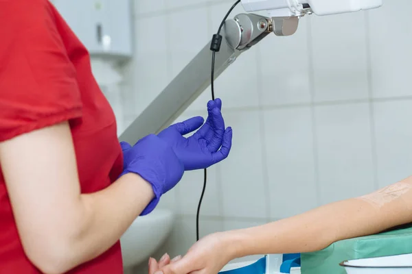 Przytnij obraz pielęgniarki zakładanie niebieskie Rękawice medyczne do pobierania próbek krwi — Zdjęcie stockowe