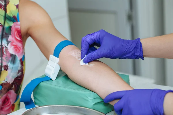 Damarlar Görüntüleyicisi aygıt ile bir kan analizi yapmaya hazırlanıyor hasta hemşire