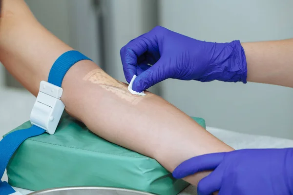 Damarlar Görüntüleyicisi aygıt ile bir kan analizi yapmaya hazırlanıyor hasta hemşire