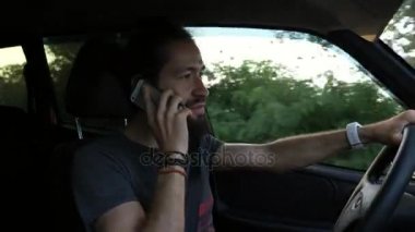 Bir araba ve cep telefonu üzerinde konuşurken adam