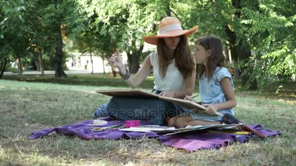 Kobieta z córką rysunek przez akwareli w parku — Wideo stockowe