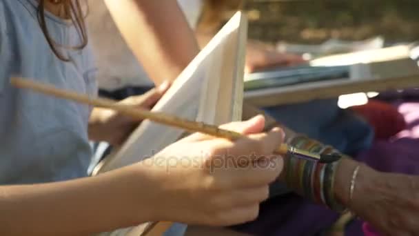 水彩颜料的年轻女孩在公园性质绘图上一堂课 — 图库视频影像