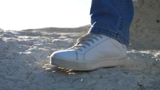 Primer plano pie masculino vestido con jeans y zapatillas de deporte bailando al aire libre — Vídeos de Stock