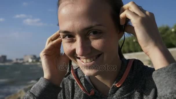 Unga rolig glad kvinna lyssnar musik i hörlurar, leende, skratta och dansa — Stockvideo