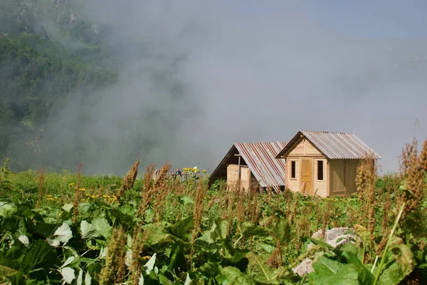 Small old wooden house in mountains landscape. Nature conceptual image — Stock Photo, Image