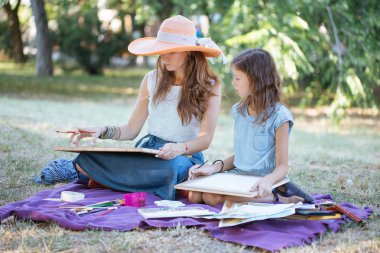 Kadın parkta suluboya boya tarafından çizim kızı ile