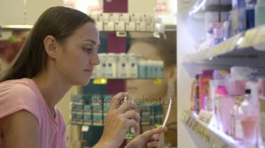 Süpermarket güzellik bölümü parfüm seçimi ldaughter olan kadın