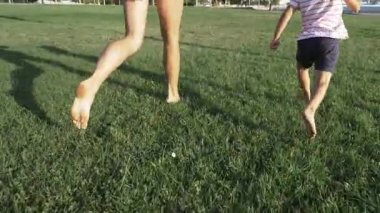Anne ve küçük kızı Park yeşil çimenlerin üzerinde çalışan closeup metrelik