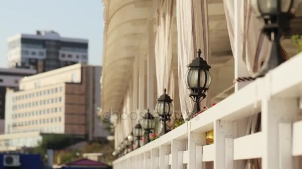 Jeune jolie femme va à la terrasse et contempler une belle vue — Video