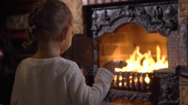 Küçük kız Woods şömine ateşi atma