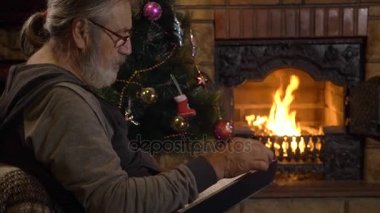 Komuta sizde kitap şömine ve Noel ağacı Noel arifesi okuma