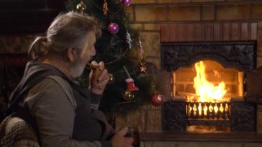 Çerez yiyip Noel arifesi şömine yakın çay içmeyi komuta sizde