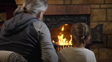 Dedesi torununu alev içinde şömine seyir ile