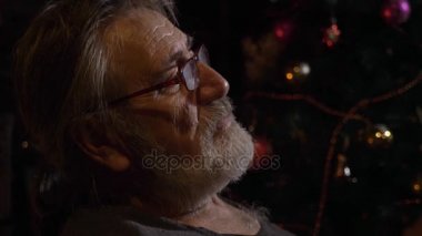 Yakın çekim profil portresi yorgun komuta sizde gözlüklerini karanlık oda, kapalı alır