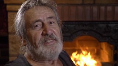 Üst düzey portre adam tek başına evde şömine