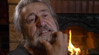 Üst düzey portre adam tek başına evde şömine