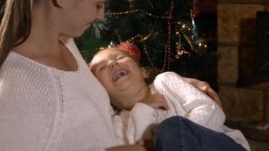 Küçük şirin kızı o anneler eller üzerinde oturan süre gıdıklıyor anne