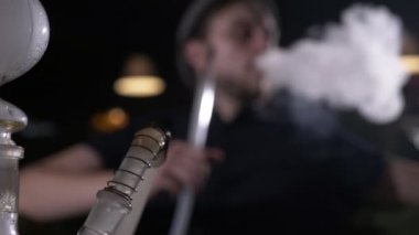 Yakışıklı şık gençler şapka yasaktır shisha karanlık Café