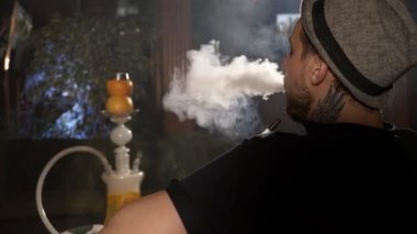 Kız adamla kafede kanepede oturan ve bir nargile Sigara