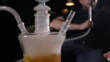 Kız adamla kafede kanepede oturan ve bir nargile Sigara