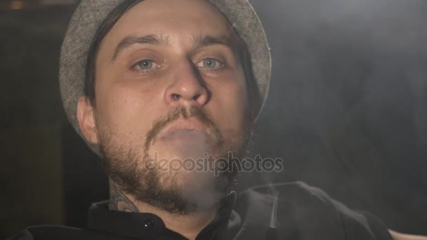 男子吸烟水烟和呼气的特写肖像很多相机烟度 — 图库视频影像