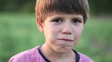 Organik tarım alanı ayakta, kameraya bakıyor ve salatalık yemek çocuk