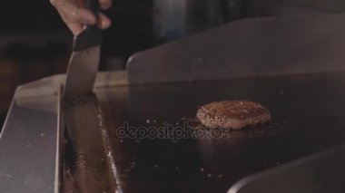 Sokak gıda Restoran, hamburger pirzola kızartma yüzeyinde ızgara yakın çekim.