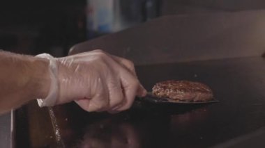 Hamburger, savurma ve flips sulu et pişirme Şef sokak gıda