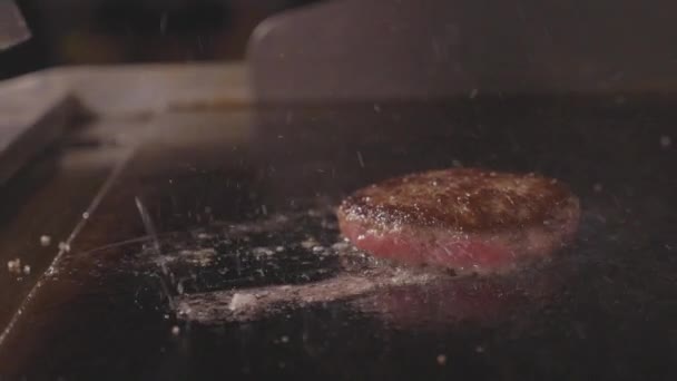 Chef cocinando y presionando por espátula jugosa carne para la hamburguesa, comida callejera — Vídeos de Stock