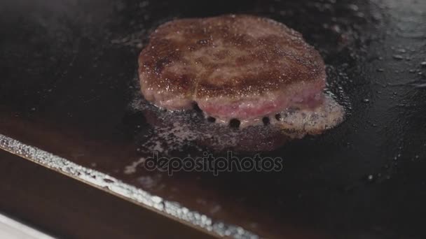 Street-Food-Restaurant, in Großaufnahme gegrillte Burger Schnitzel auf der Bratfläche. — Stockvideo